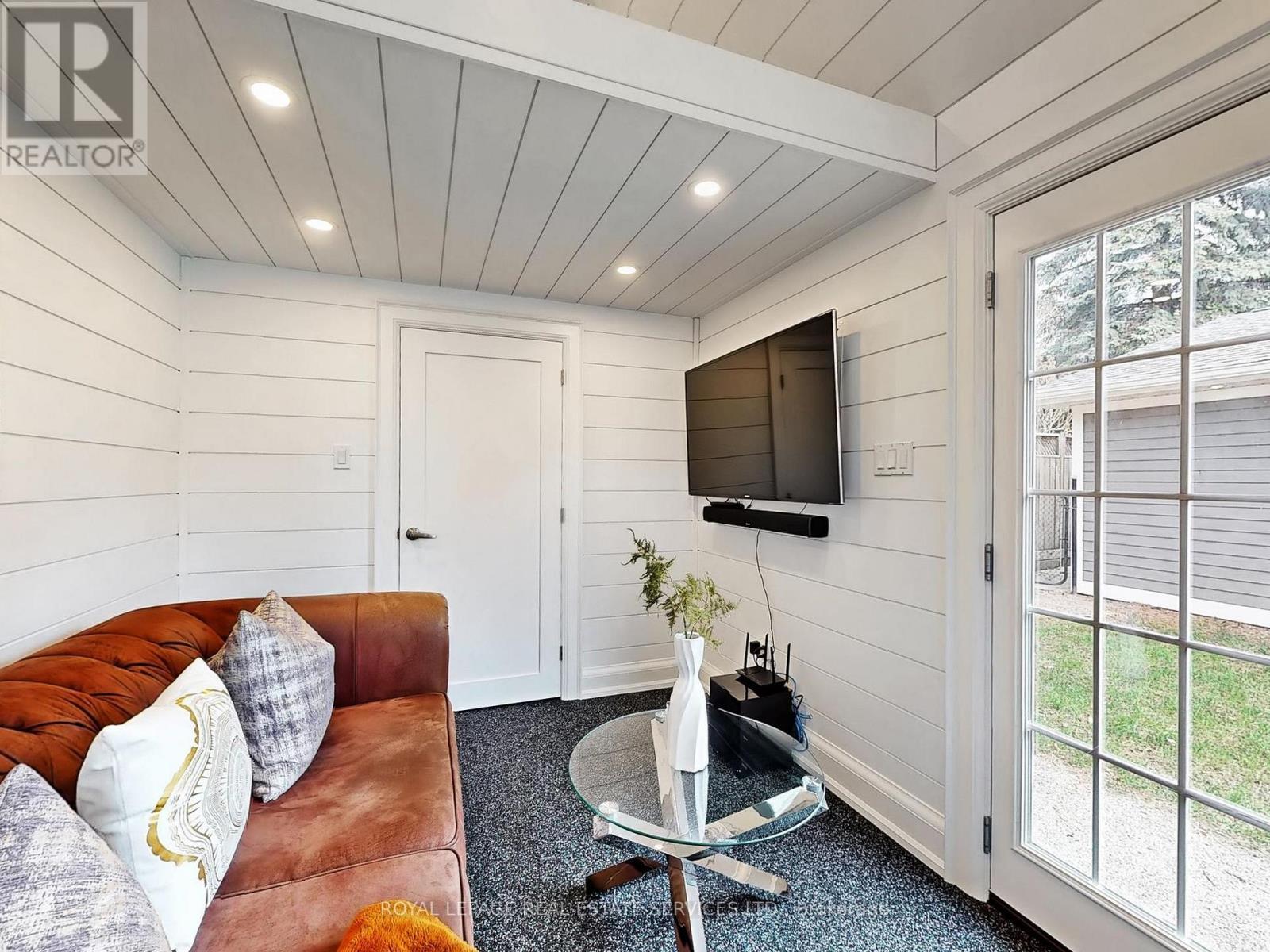 












1072 BOMORDA DRIVE

,
Oakville,




Ontario
L6H1Y2

