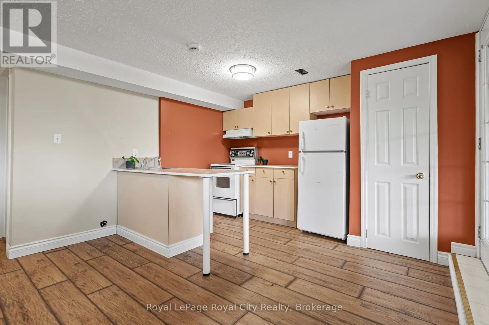 












90 DOYLE DRIVE

,
Guelph (Clairfields/Hanlon Business Park),




Ontario
N1G5B9


