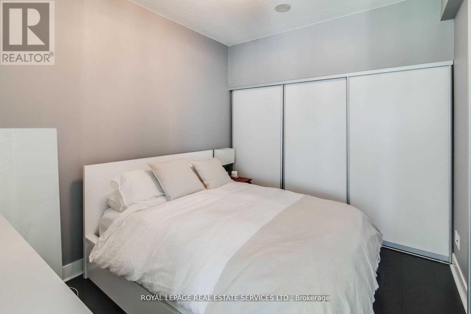 












330 - 90 STADIUM ROAD

,
Toronto,




Ontario
M5V3W5

