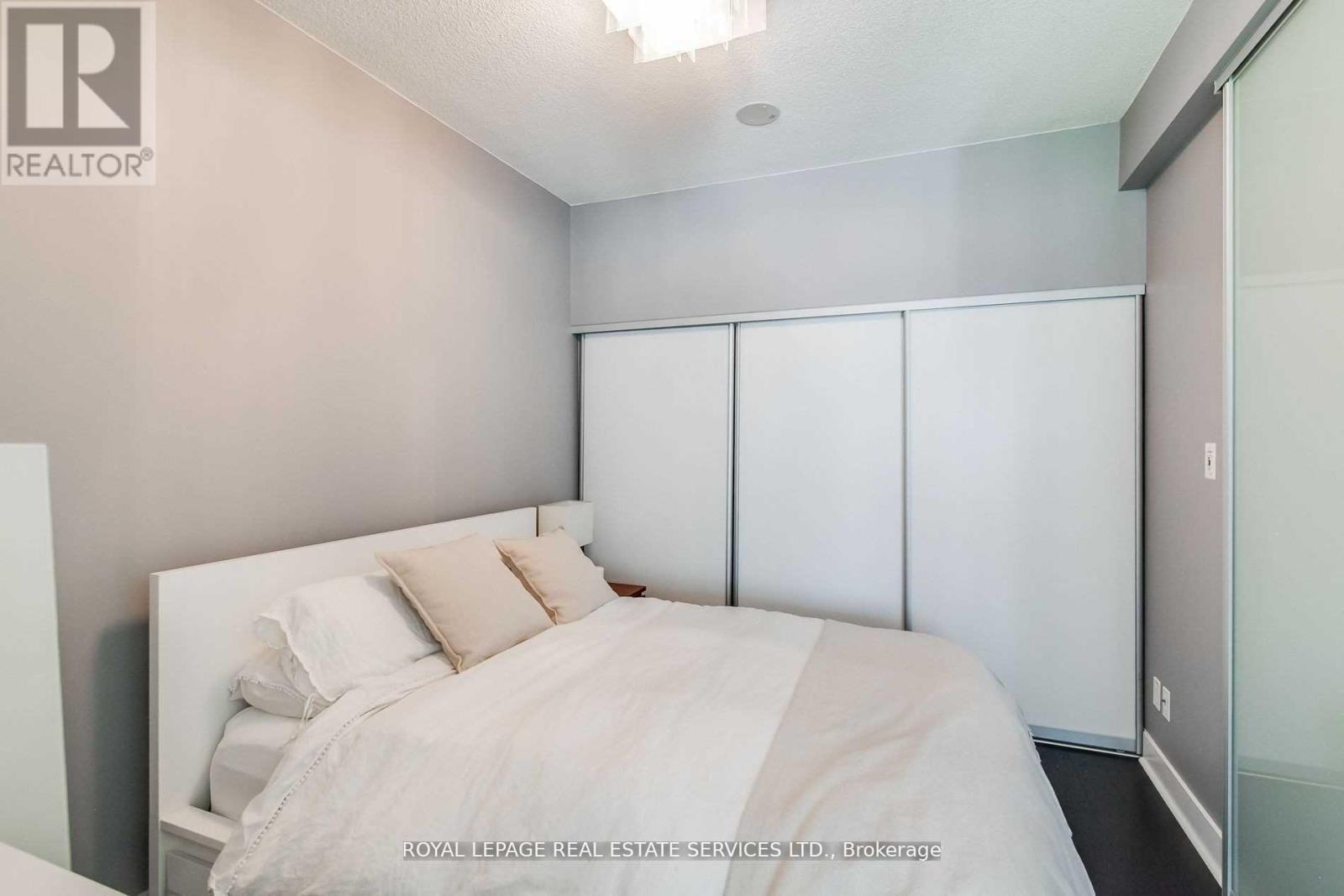 












330 - 90 STADIUM ROAD

,
Toronto,




Ontario
M5V3W5

