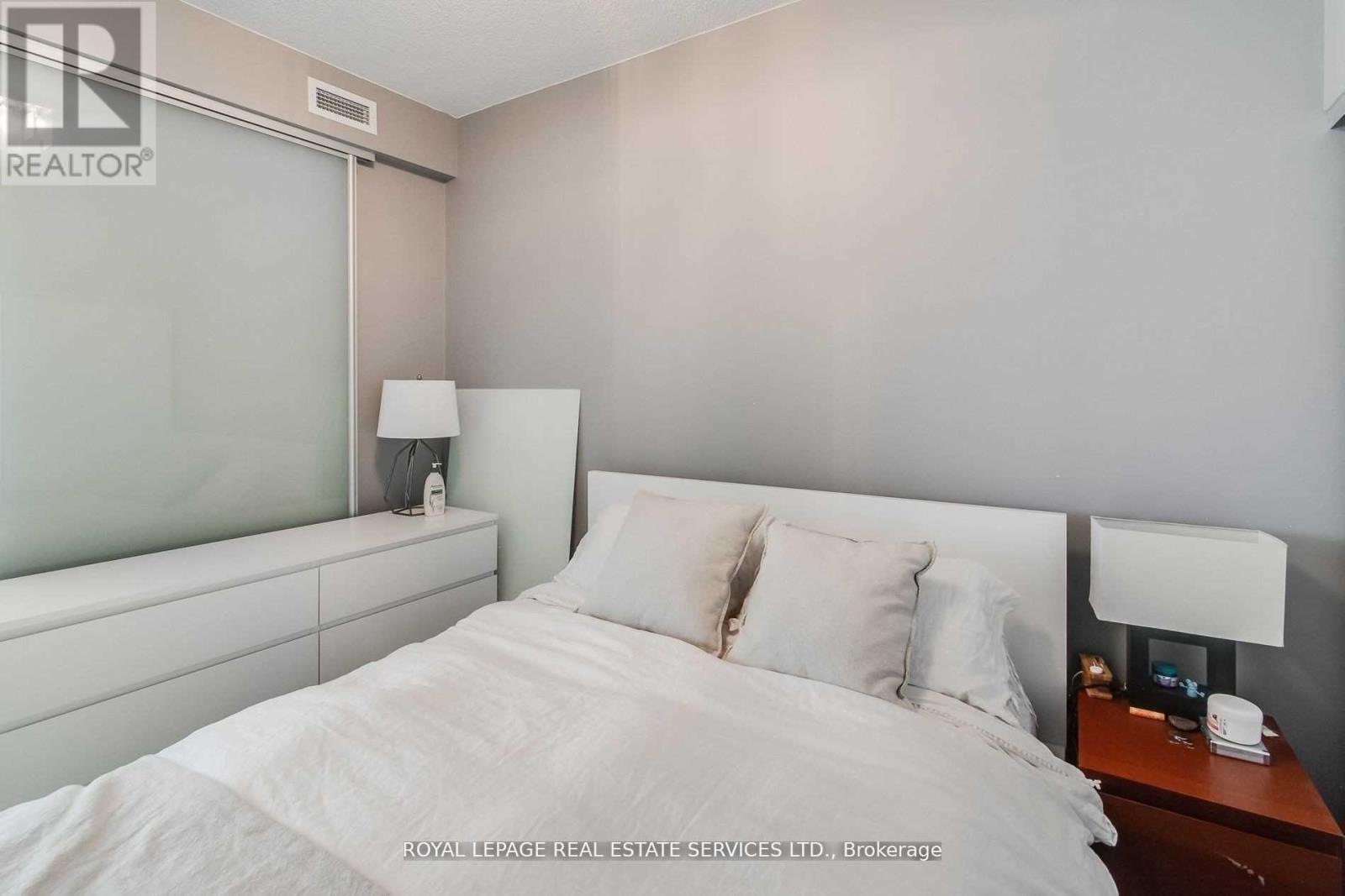 












330 - 90 STADIUM ROAD

,
Toronto,




Ontario
M5V3W5

