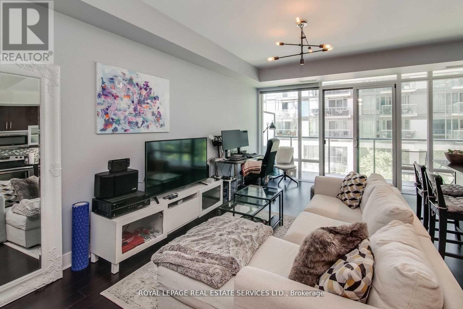 












330 - 90 STADIUM ROAD

,
Toronto,




Ontario
M5V3W5

