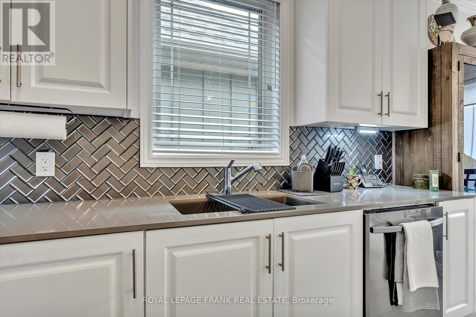 












9 - 80 MARSH AVENUE

,
Peterborough North (North),




Ontario
K9H0J5

