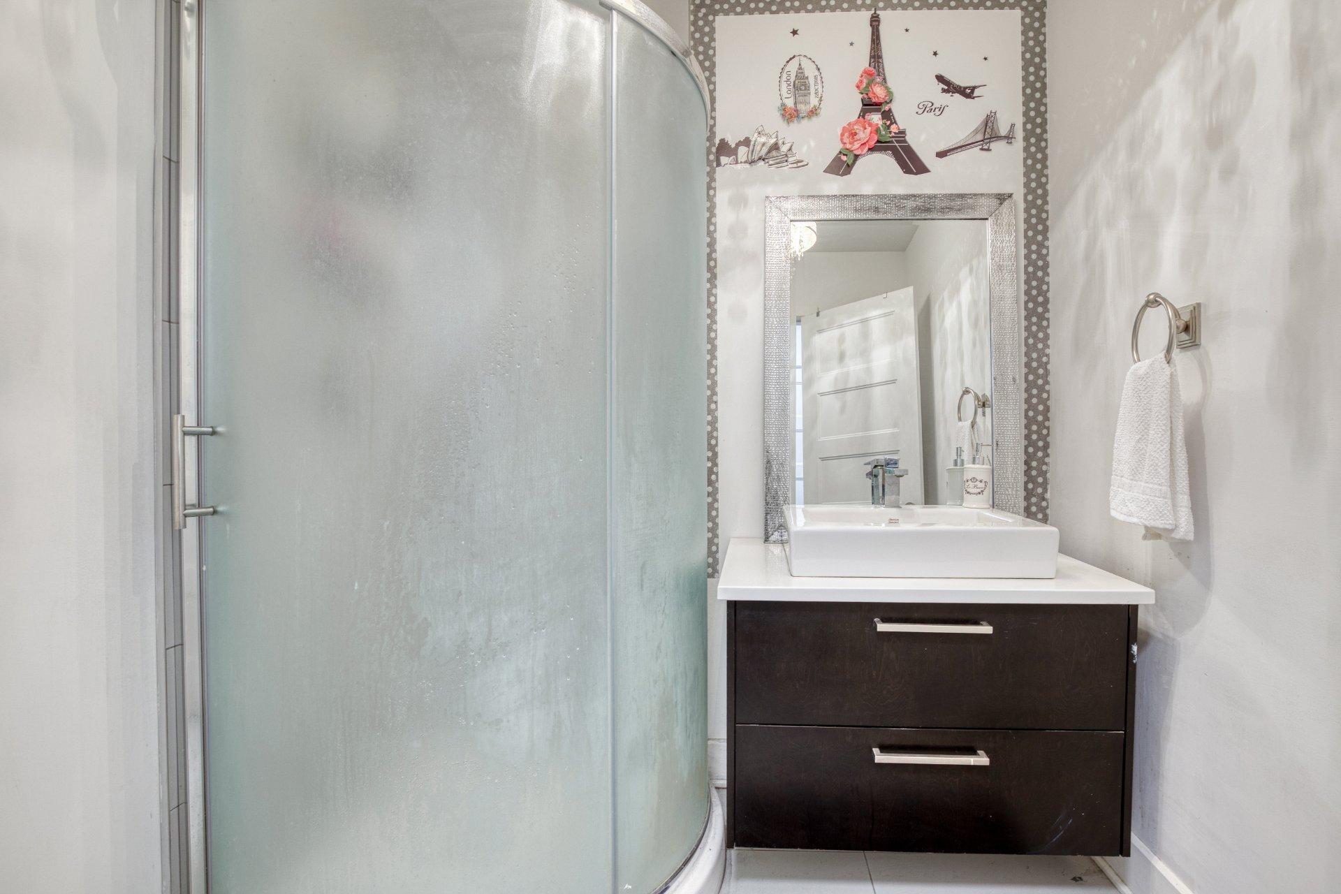









4435


Rue Lenoir

, 3,
Brossard,




QC
J4Y0J9

