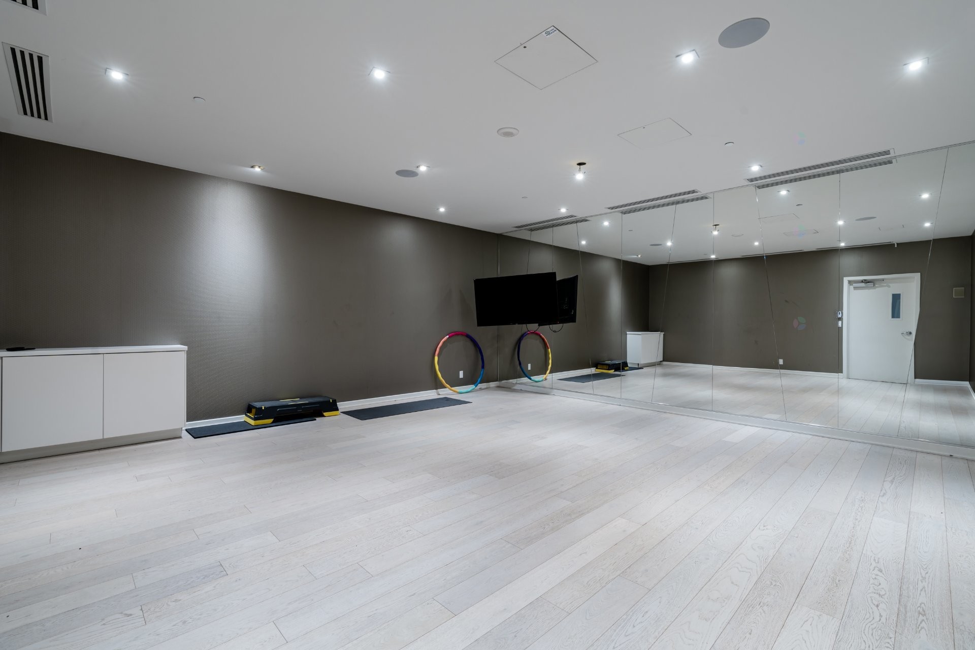 









1288


Av. des Canadiens-de-Montréal

, 1813,
Montréal (Ville-Marie),




QC
H3B3B3

