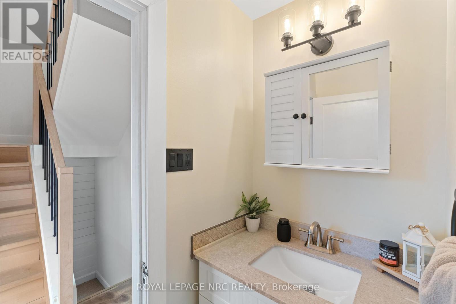 












2 CURRIE STREET

,
St. Catharines (Facer),




Ontario
L2M5M6

