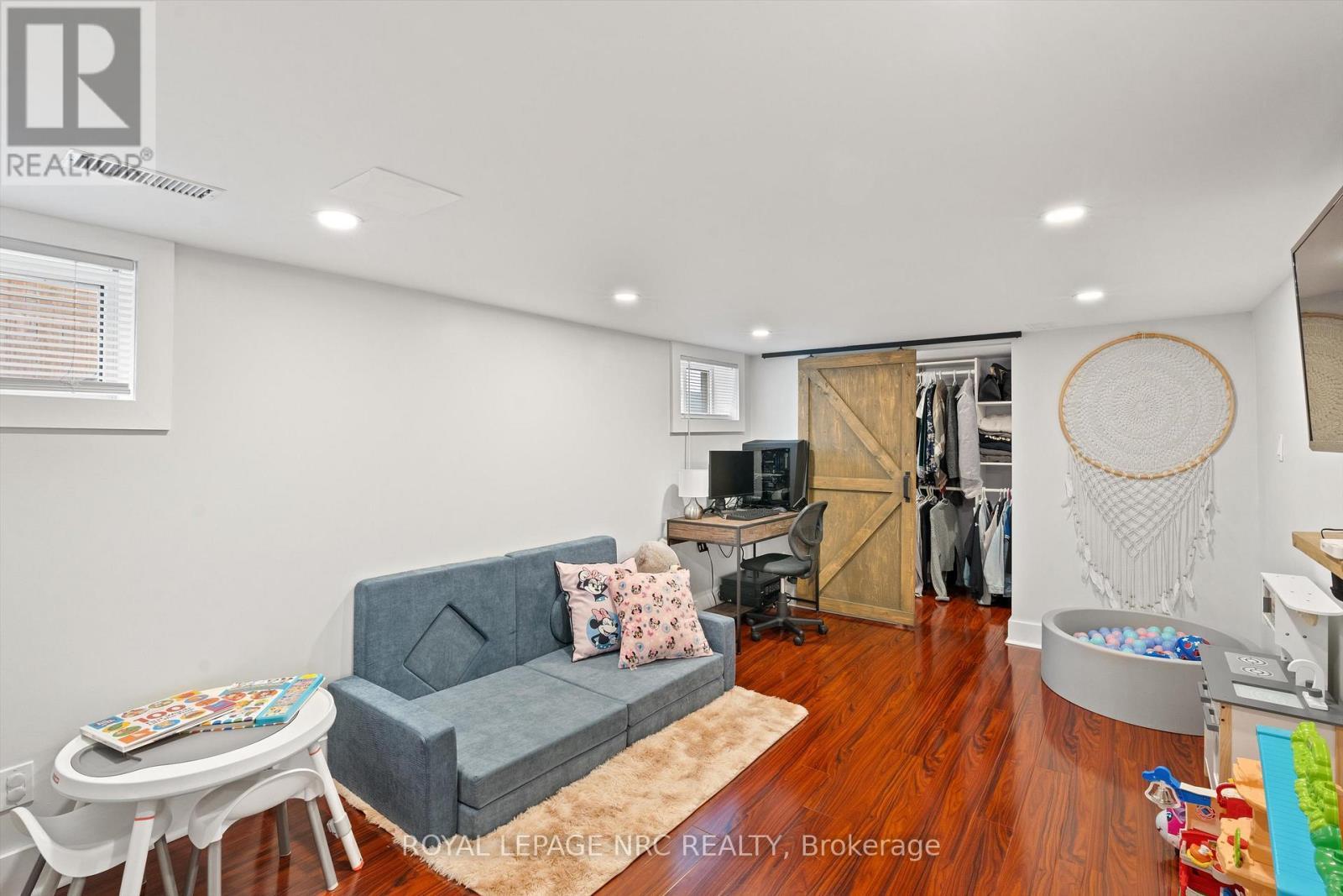 












2 CURRIE STREET

,
St. Catharines (Facer),




Ontario
L2M5M6

