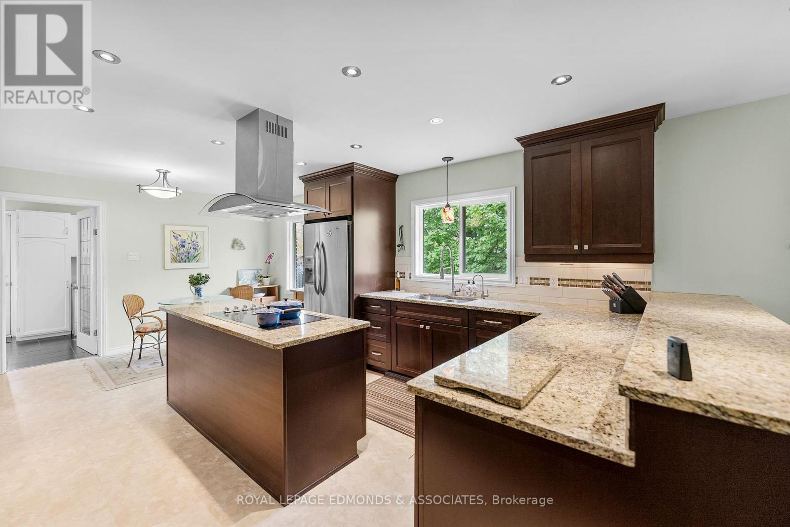 












23 EILEEN STREET

,
Laurentian Valley,




Ontario
K8A6W2

