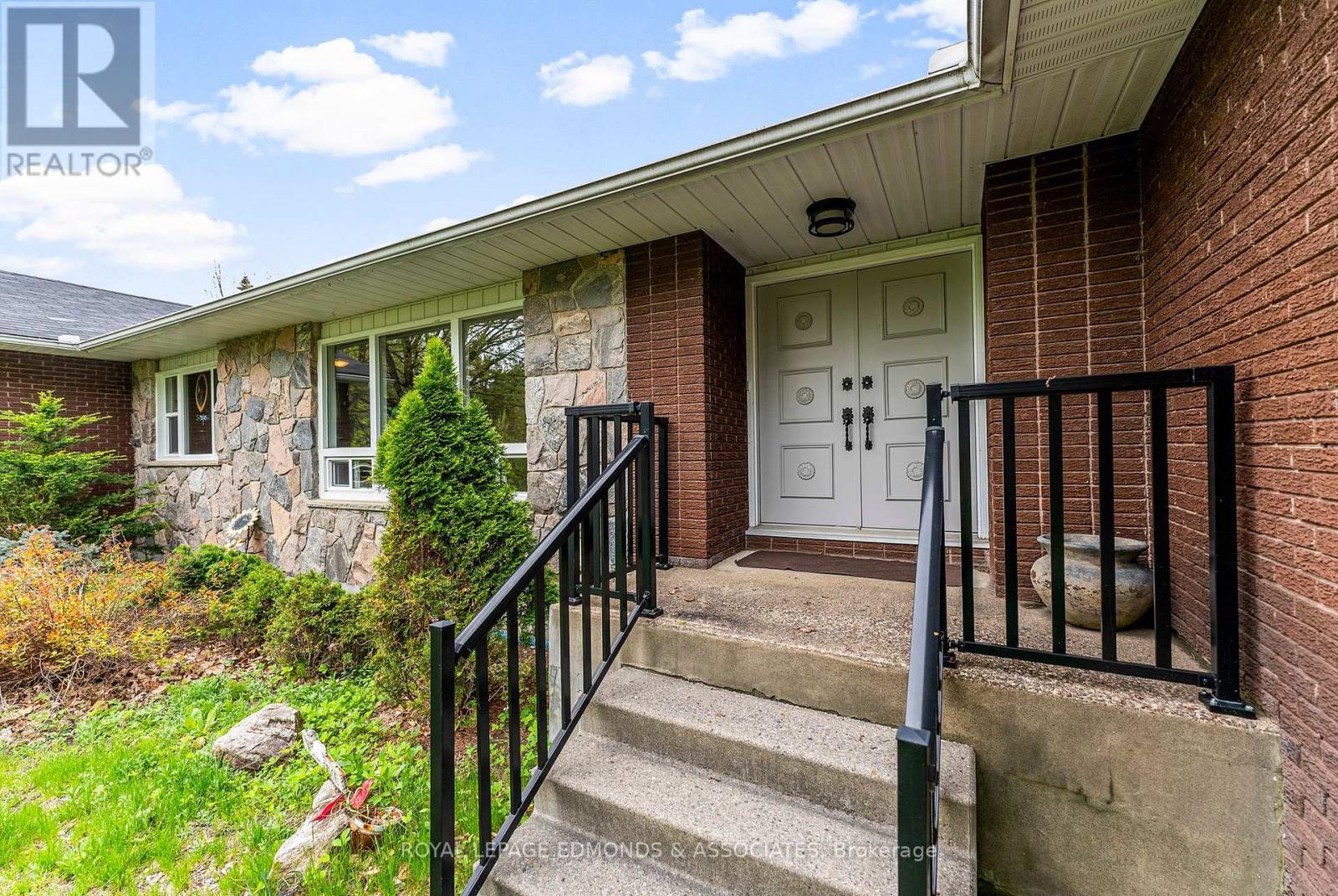 












23 EILEEN STREET

,
Laurentian Valley,




Ontario
K8A6W2

