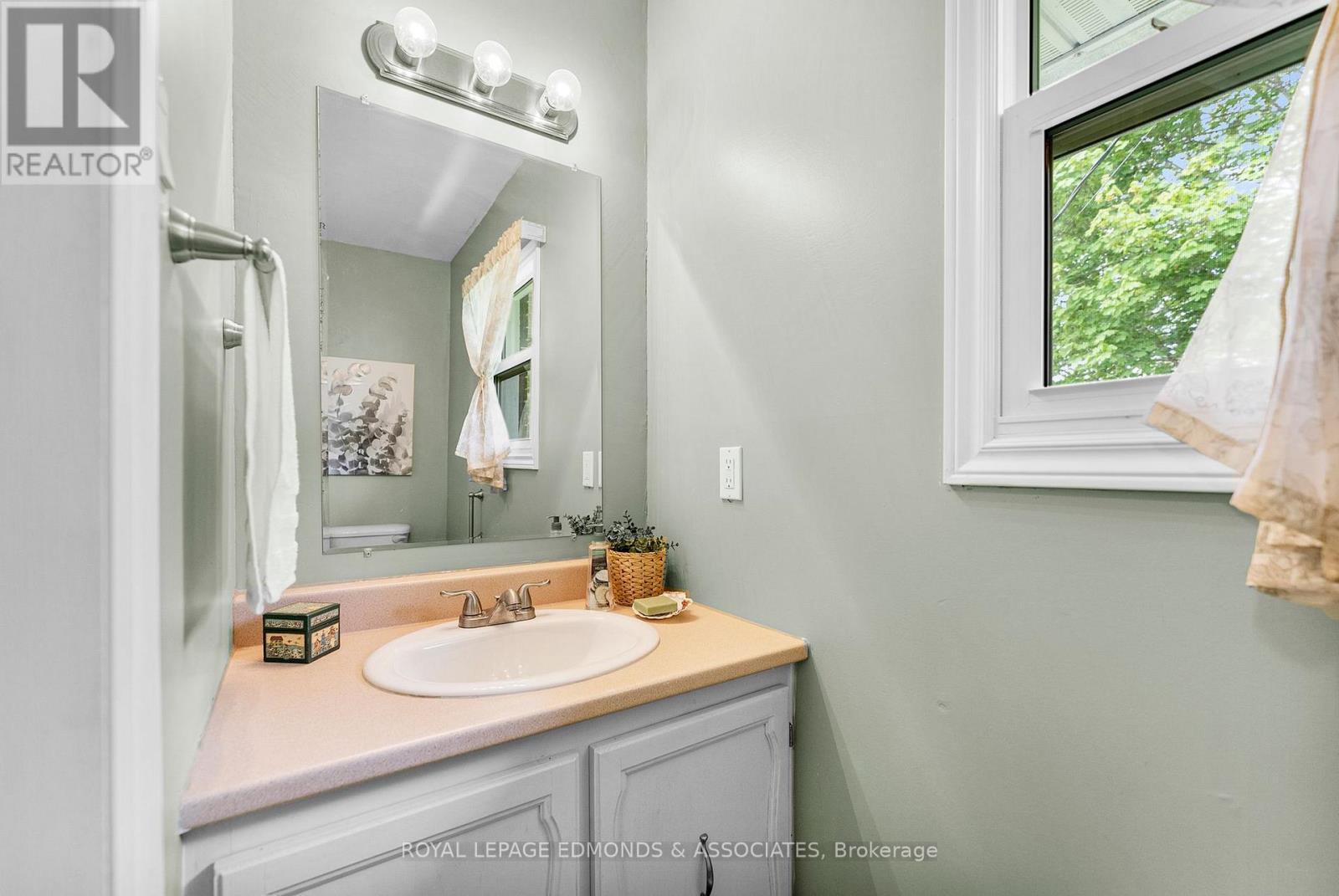 












23 EILEEN STREET

,
Laurentian Valley,




Ontario
K8A6W2

