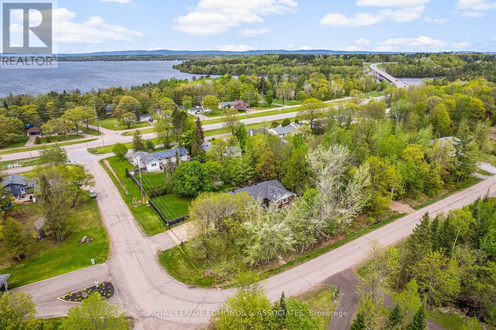 












23 EILEEN STREET

,
Laurentian Valley,




Ontario
K8A6W2

