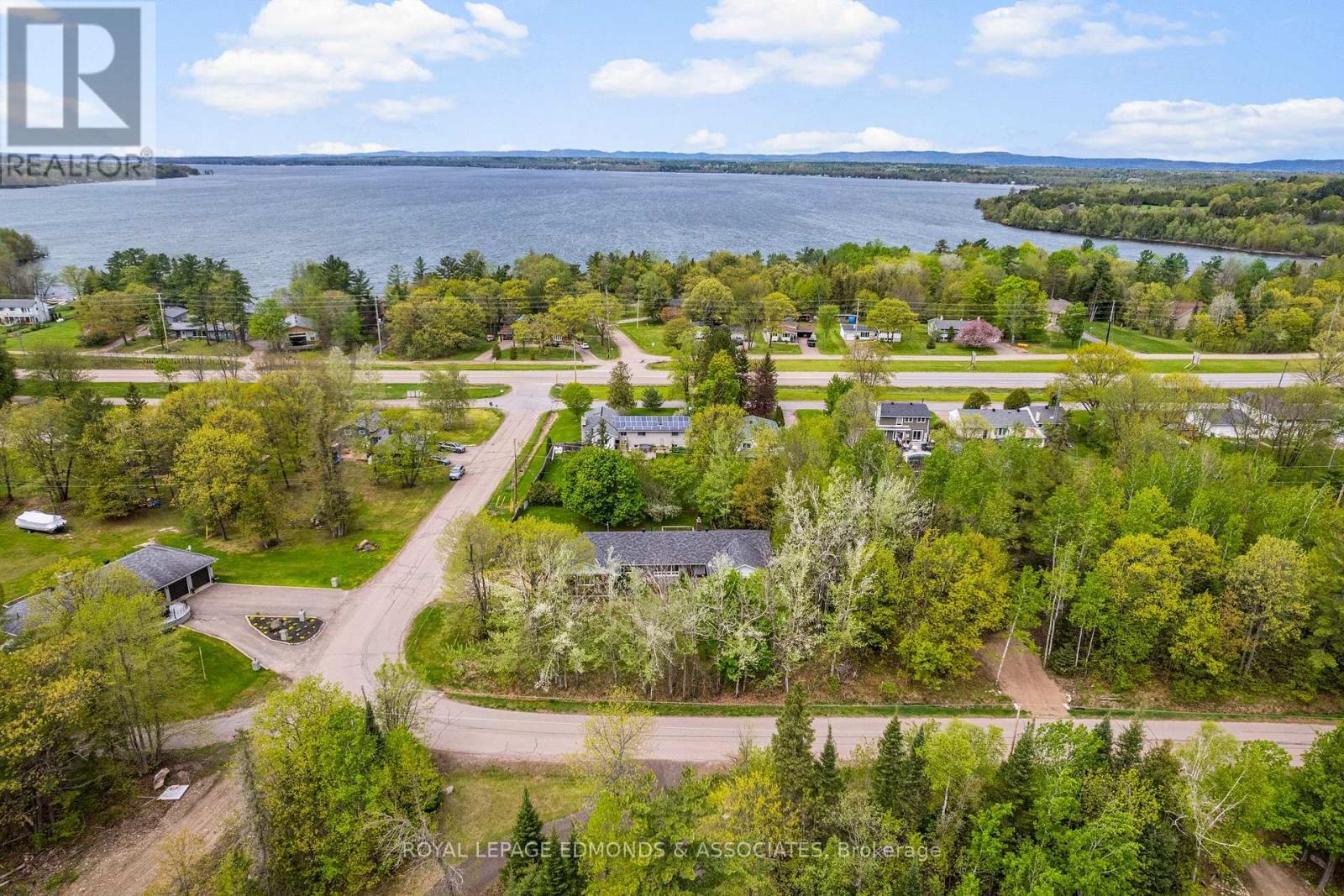 












23 EILEEN STREET

,
Laurentian Valley,




Ontario
K8A6W2

