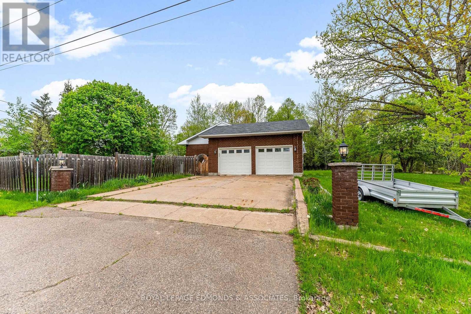 












23 EILEEN STREET

,
Laurentian Valley,




Ontario
K8A6W2

