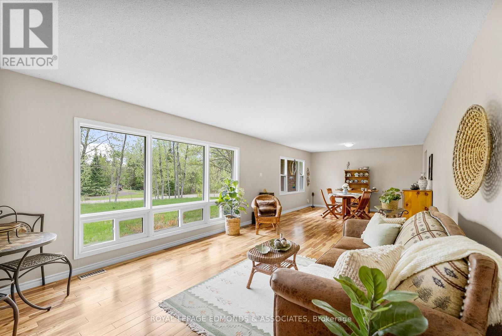 












23 EILEEN STREET

,
Laurentian Valley,




Ontario
K8A6W2

