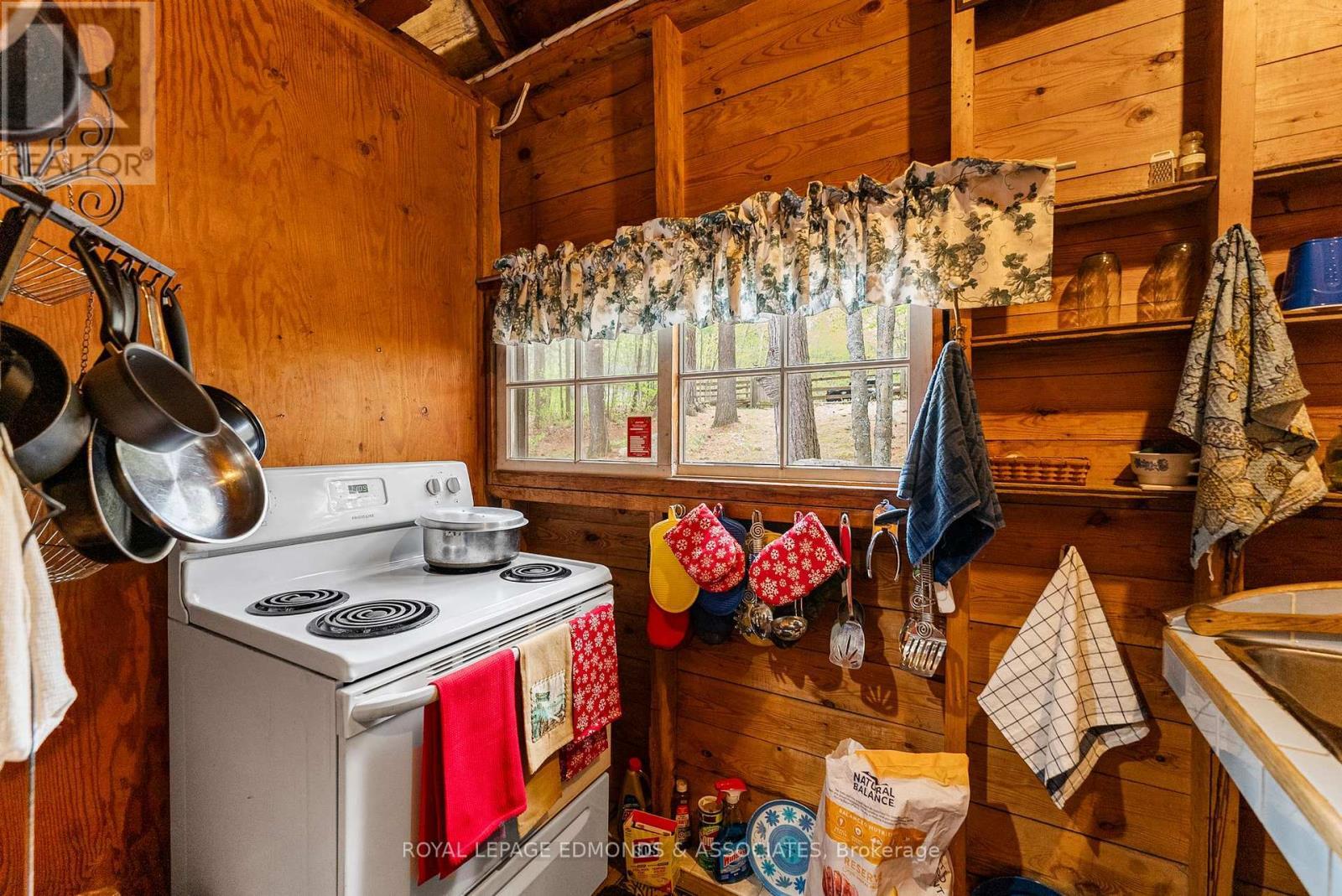 












769 ROCK POINT LANE

,
Killaloe, Hagarty and Richards,




Ontario
K0J2A0

