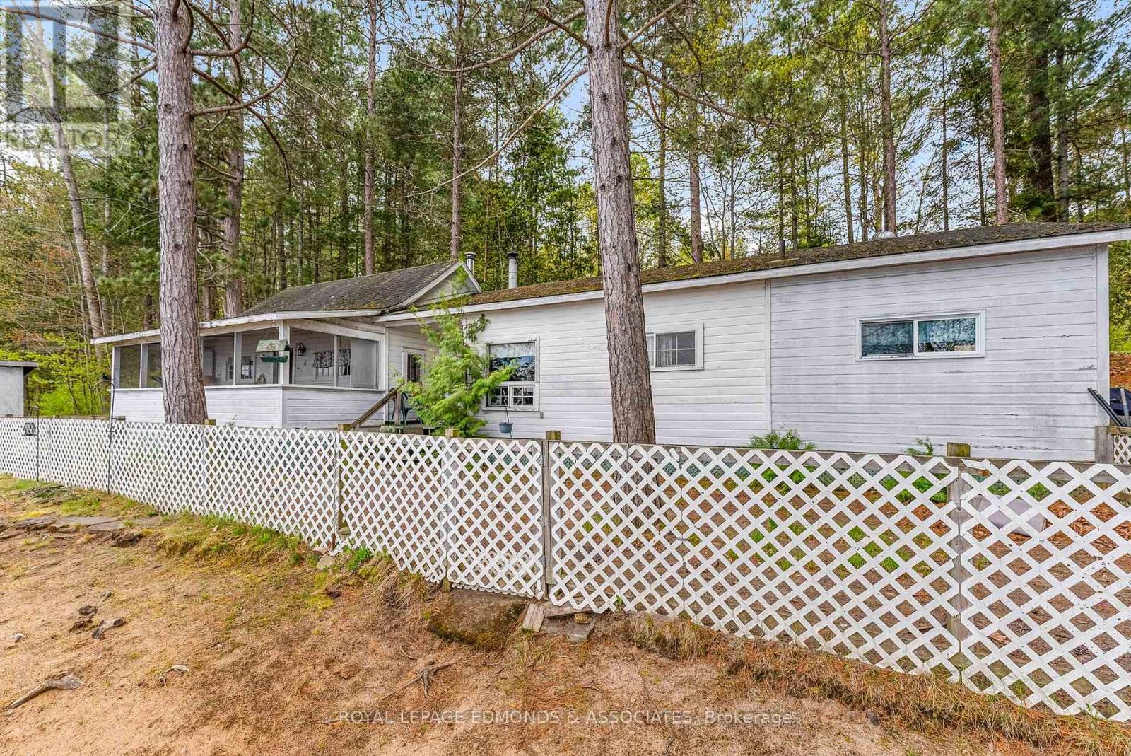 












769 ROCK POINT LANE

,
Killaloe, Hagarty and Richards,




Ontario
K0J2A0

