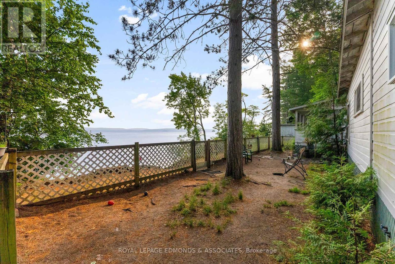 












769 ROCK POINT LANE

,
Killaloe, Hagarty and Richards,




Ontario
K0J2A0

