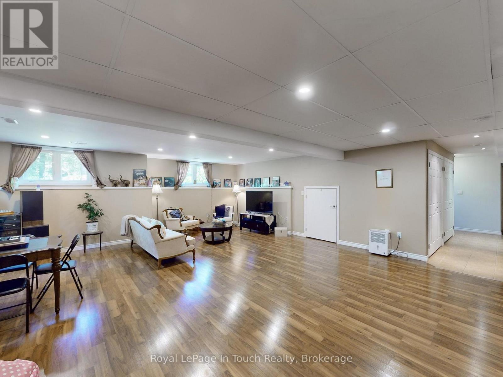 












122 TROUT LANE

,
Tiny,




Ontario
L9M0J1

