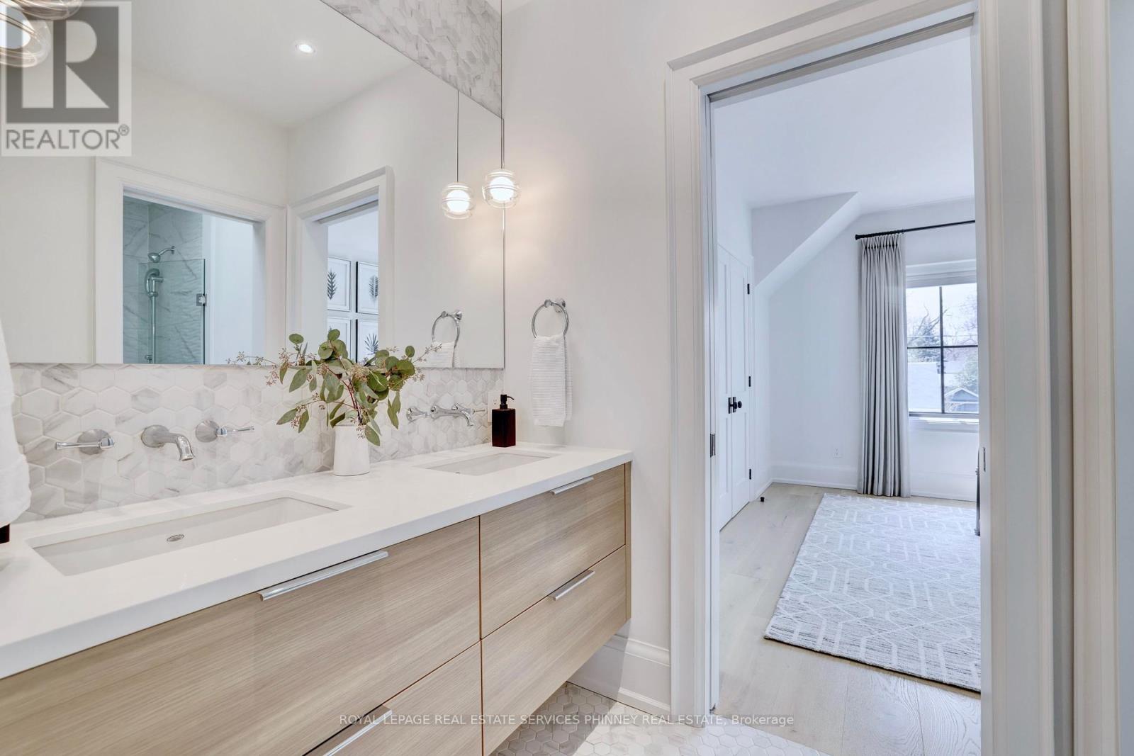 












179 DOUGLAS AVENUE

,
Oakville,




Ontario
L6J3R9

