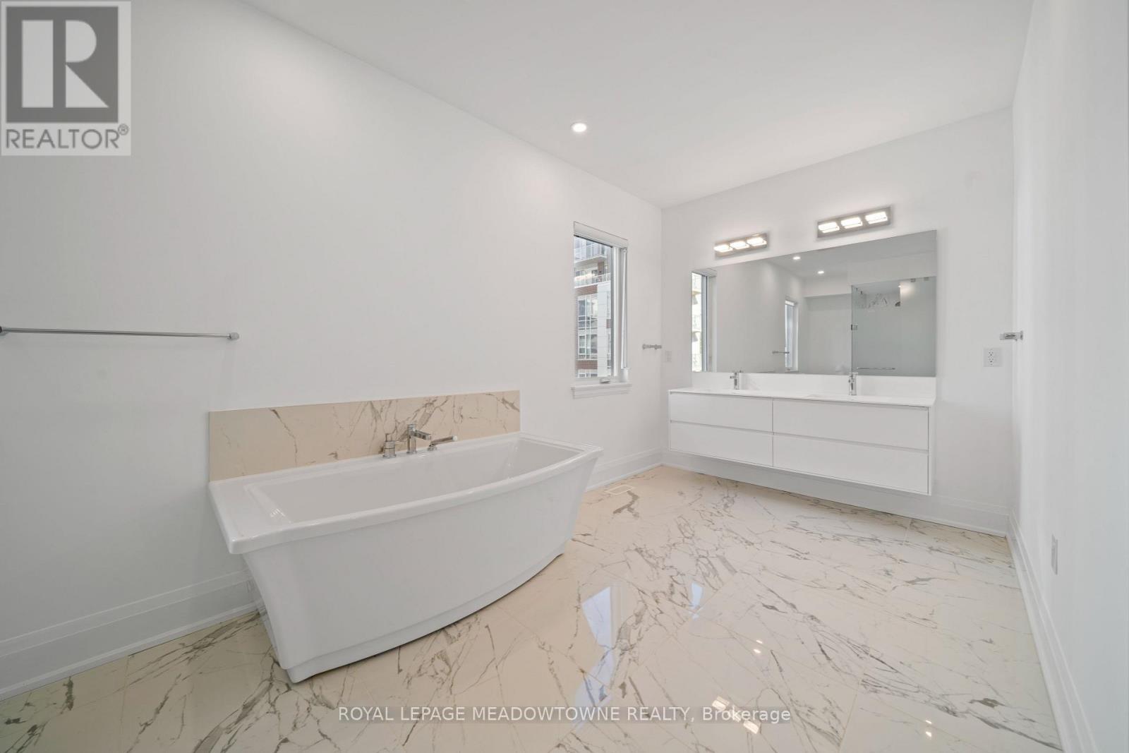 












121 HIGH STREET W

,
Mississauga,




Ontario
L5H1K4

