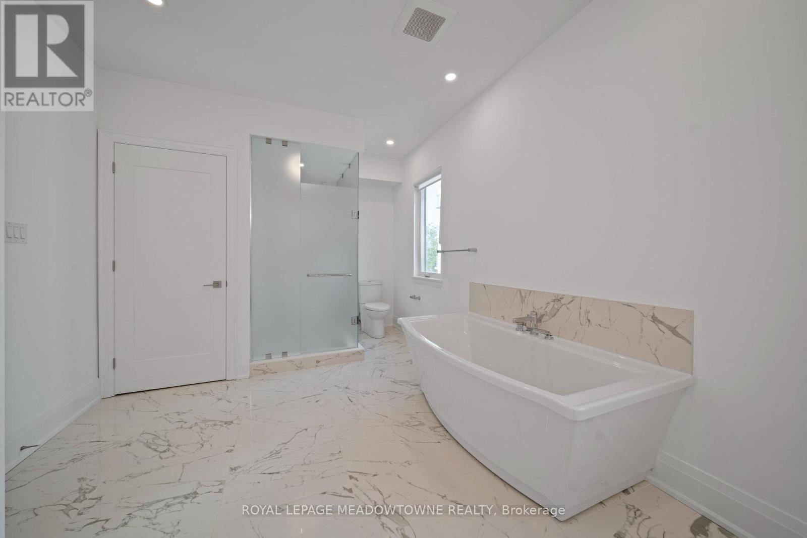 












121 HIGH STREET W

,
Mississauga,




Ontario
L5H1K4

