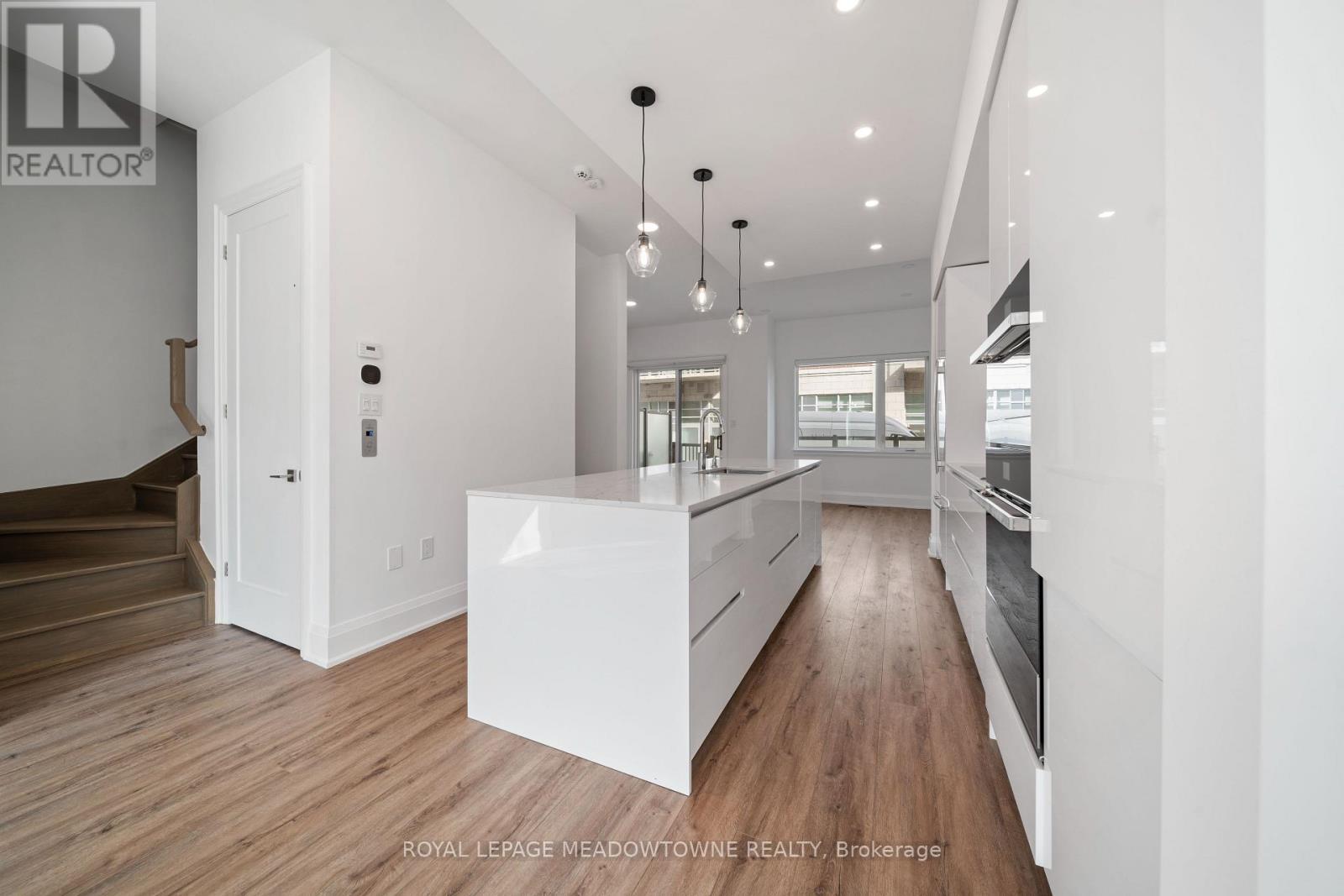 












121 HIGH STREET W

,
Mississauga,




Ontario
L5H1K4


