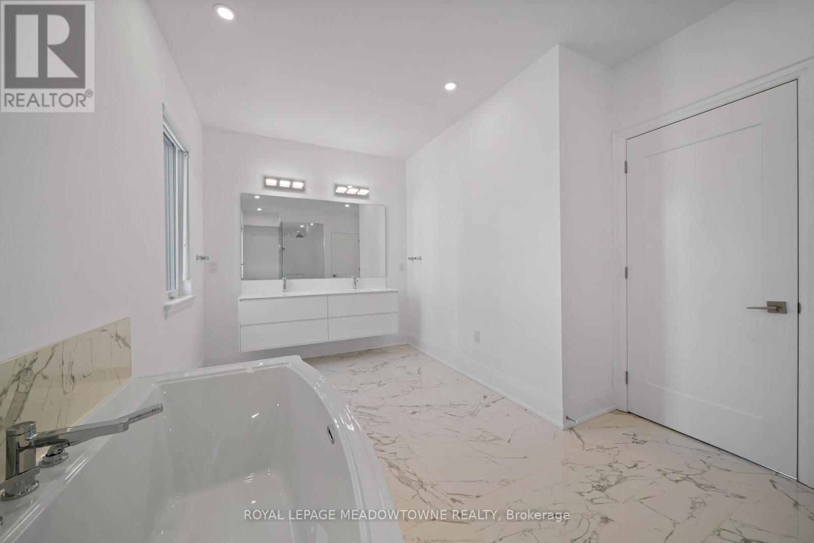












121 HIGH STREET W

,
Mississauga,




Ontario
L5H1K4


