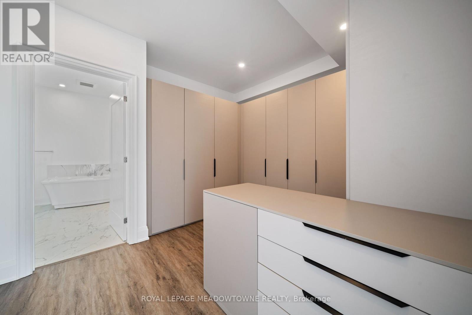 












121 HIGH STREET W

,
Mississauga,




Ontario
L5H1K4

