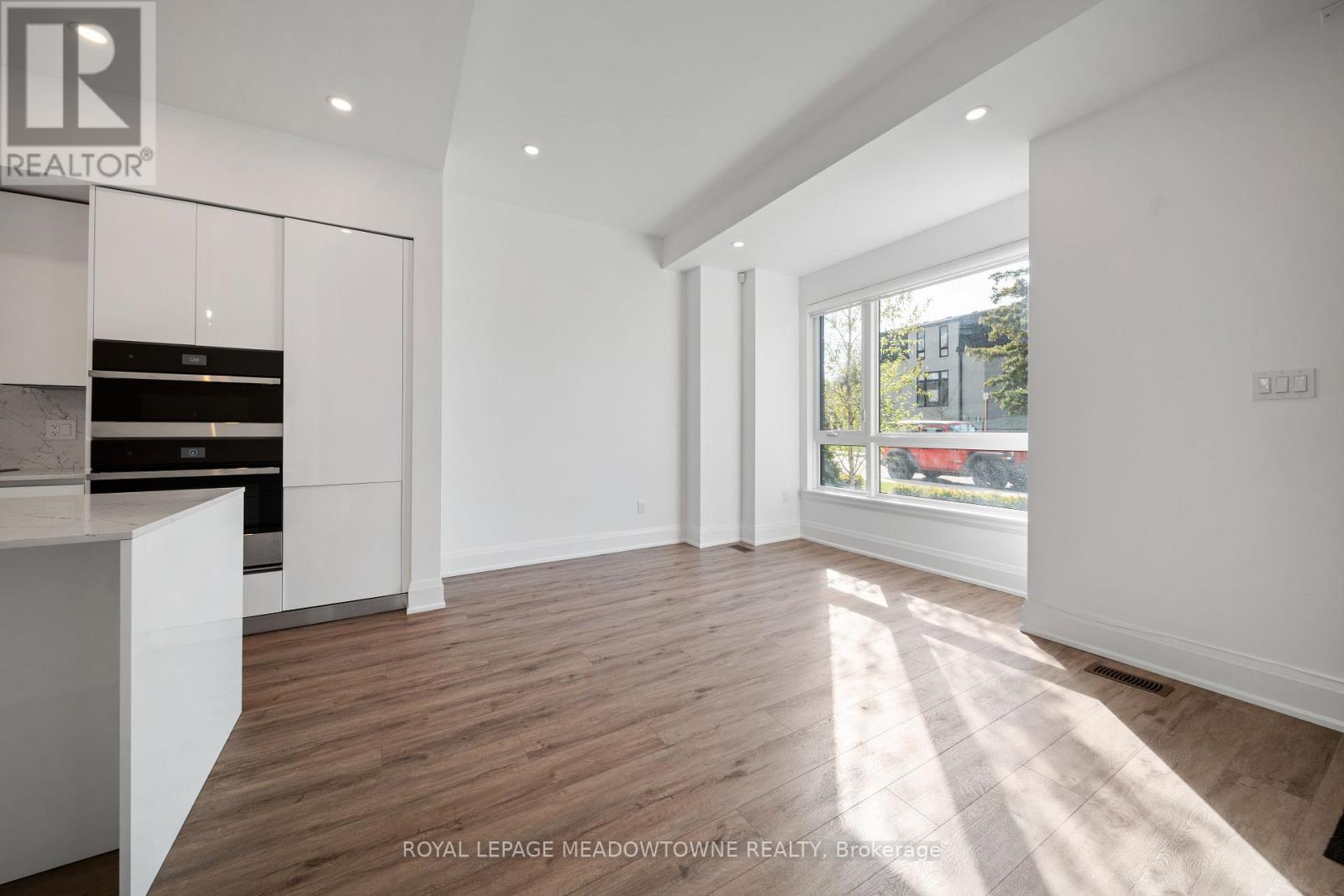 












121 HIGH STREET W

,
Mississauga,




Ontario
L5H1K4

