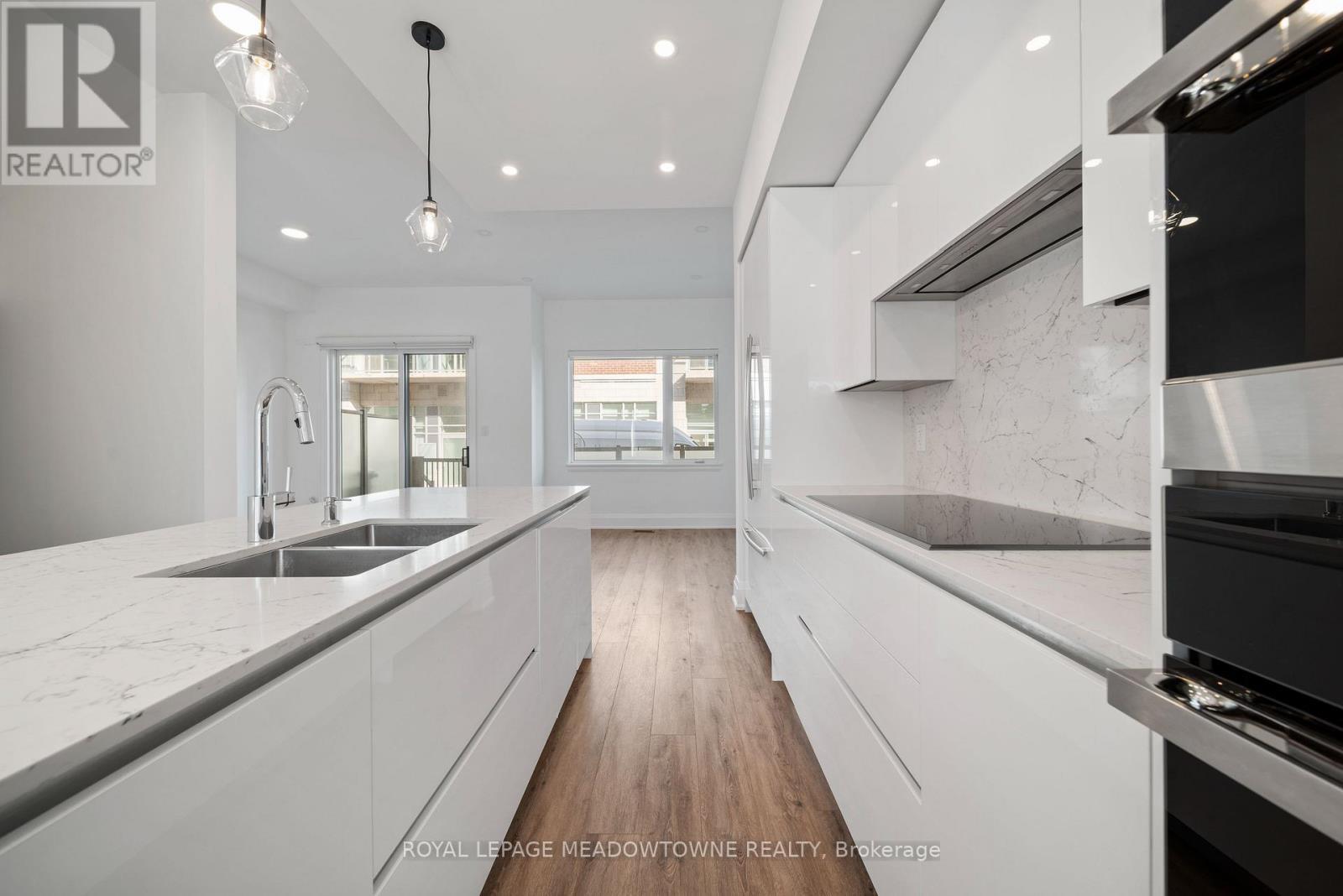 












121 HIGH STREET W

,
Mississauga,




Ontario
L5H1K4

