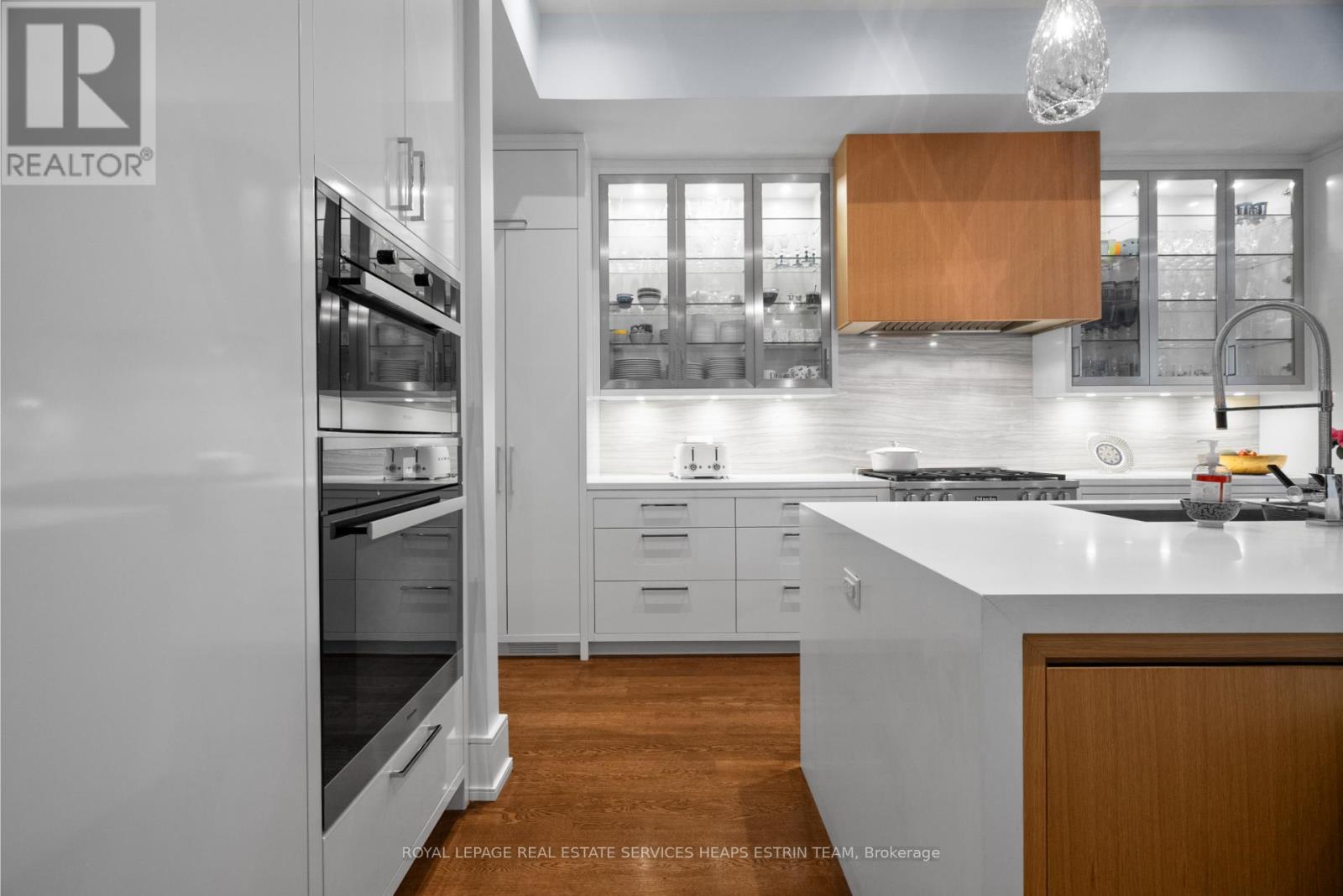 












40 ORIOLE ROAD

,
Toronto,




Ontario
M4V2E8

