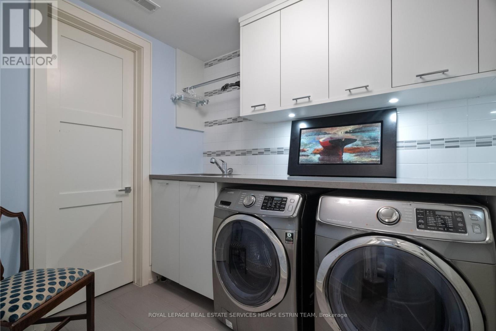 












40 ORIOLE ROAD

,
Toronto,




Ontario
M4V2E8

