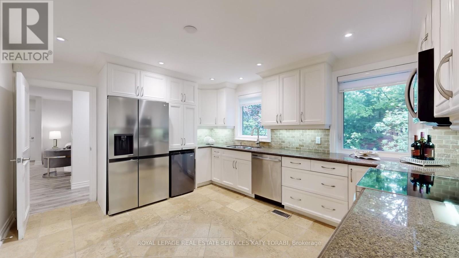 












15 FARRINGTON DRIVE

,
Toronto,




Ontario
M2L2B4

