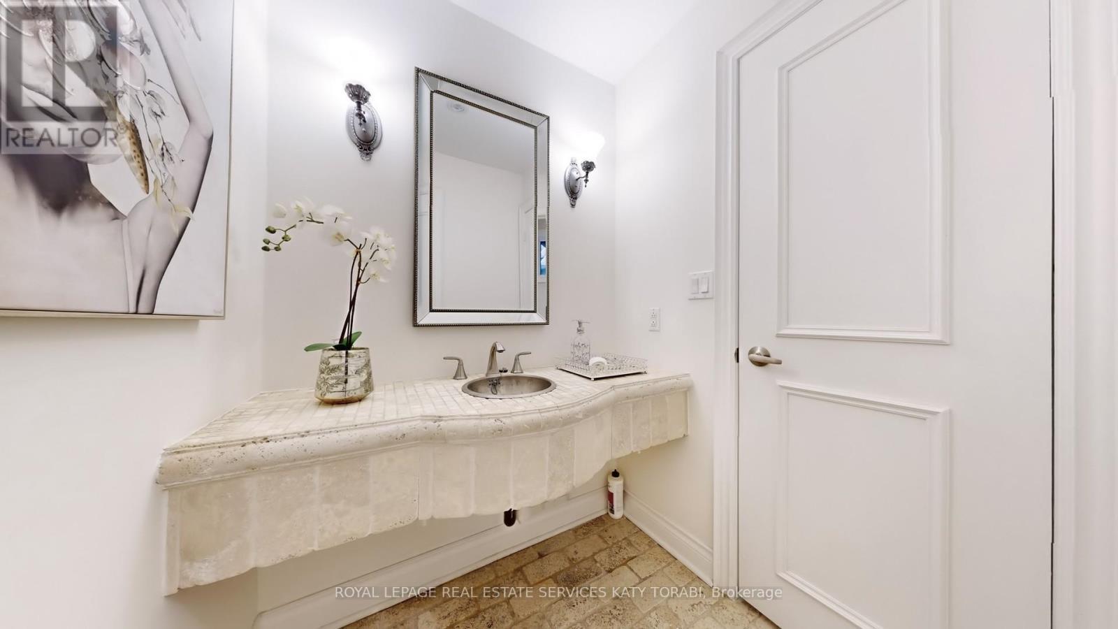 












15 FARRINGTON DRIVE

,
Toronto,




Ontario
M2L2B4

