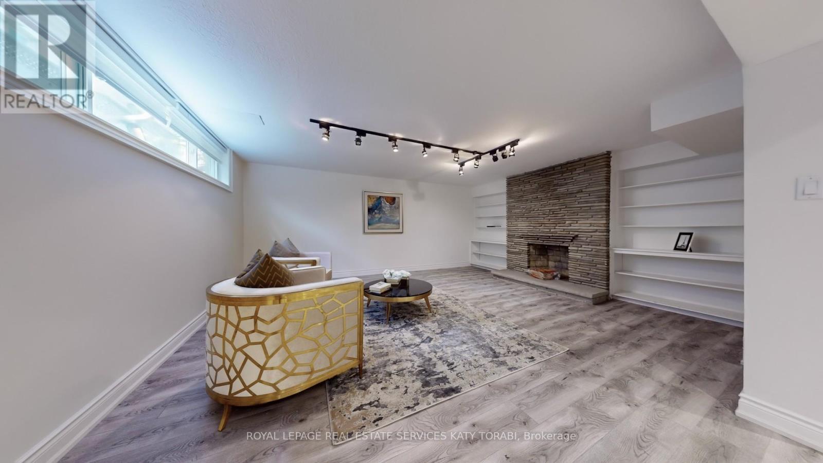 












15 FARRINGTON DRIVE

,
Toronto,




Ontario
M2L2B4

