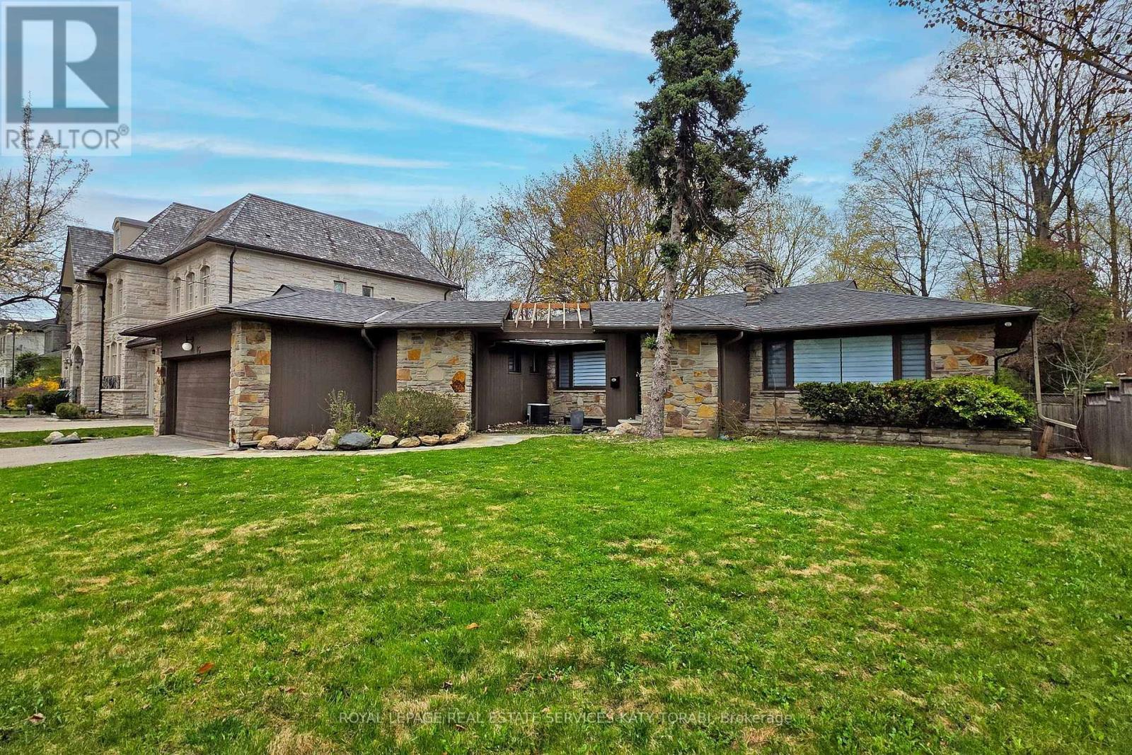 












15 FARRINGTON DRIVE

,
Toronto,




Ontario
M2L2B4

