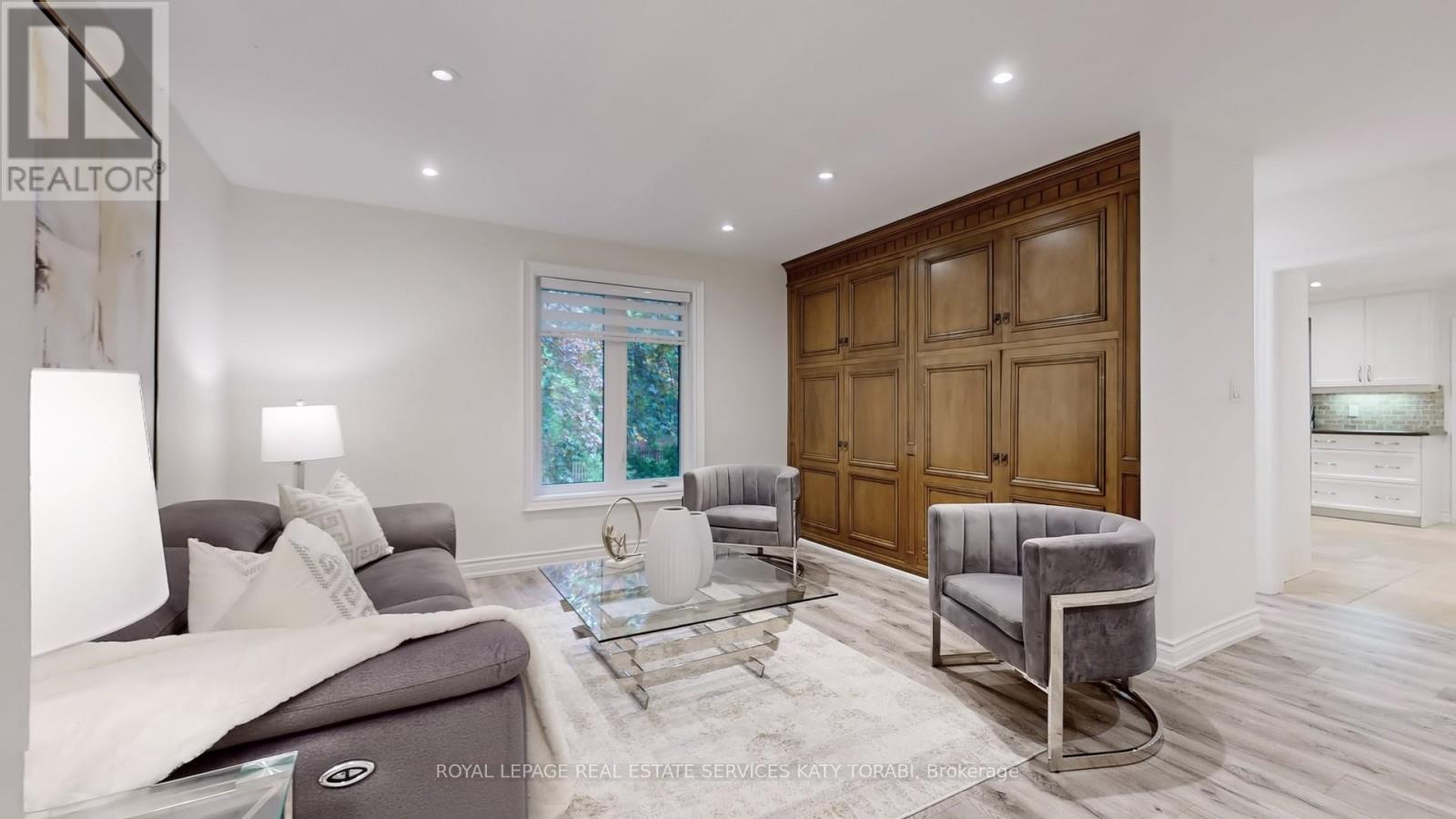 












15 FARRINGTON DRIVE

,
Toronto,




Ontario
M2L2B4

