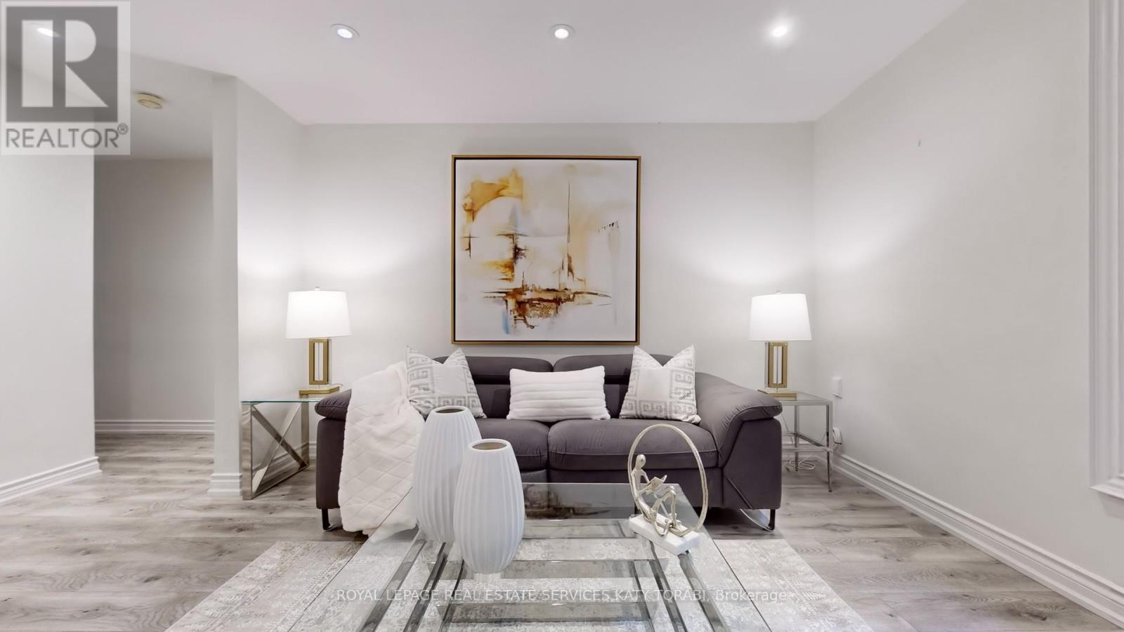 












15 FARRINGTON DRIVE

,
Toronto,




Ontario
M2L2B4

