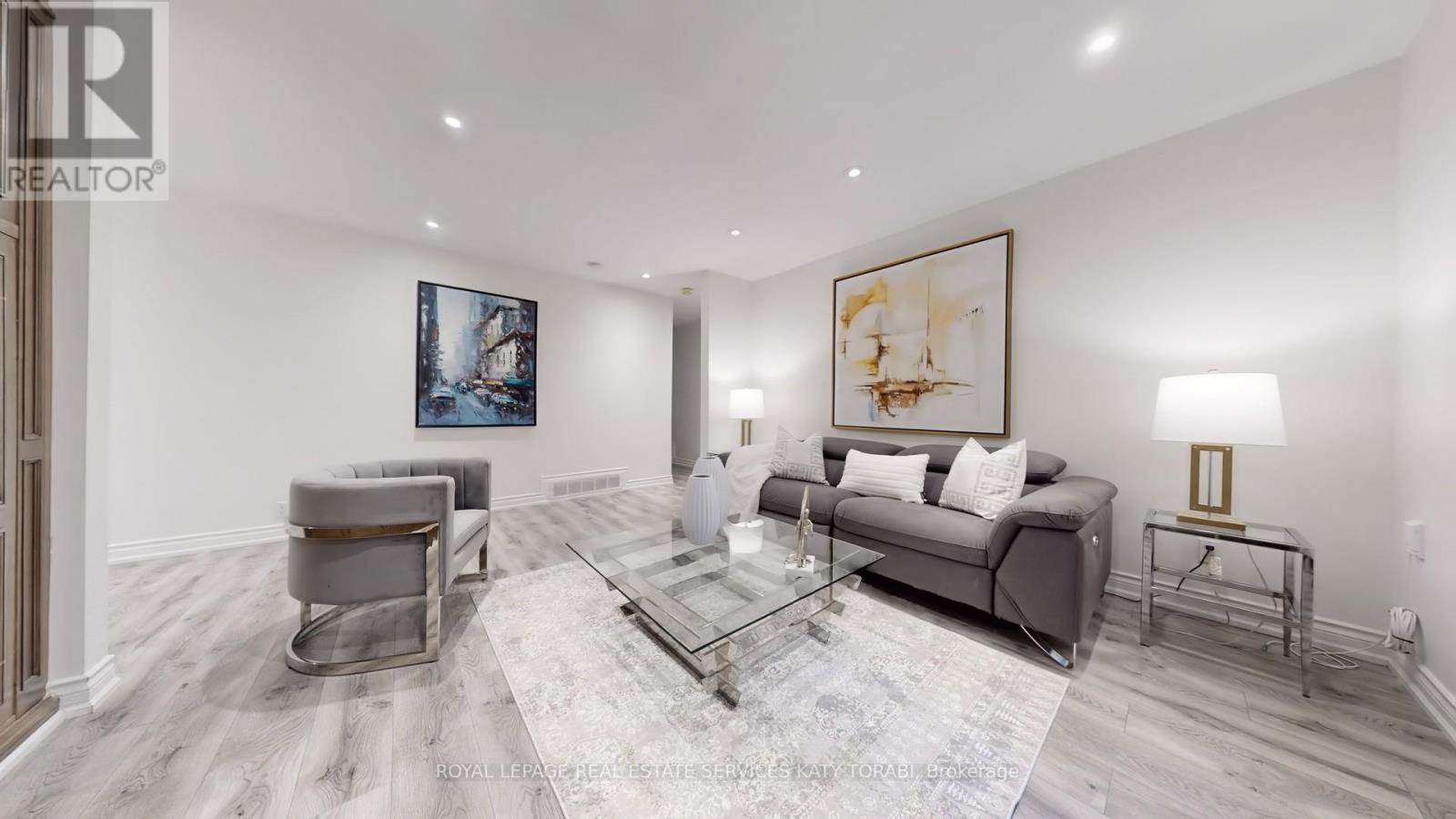 












15 FARRINGTON DRIVE

,
Toronto,




Ontario
M2L2B4

