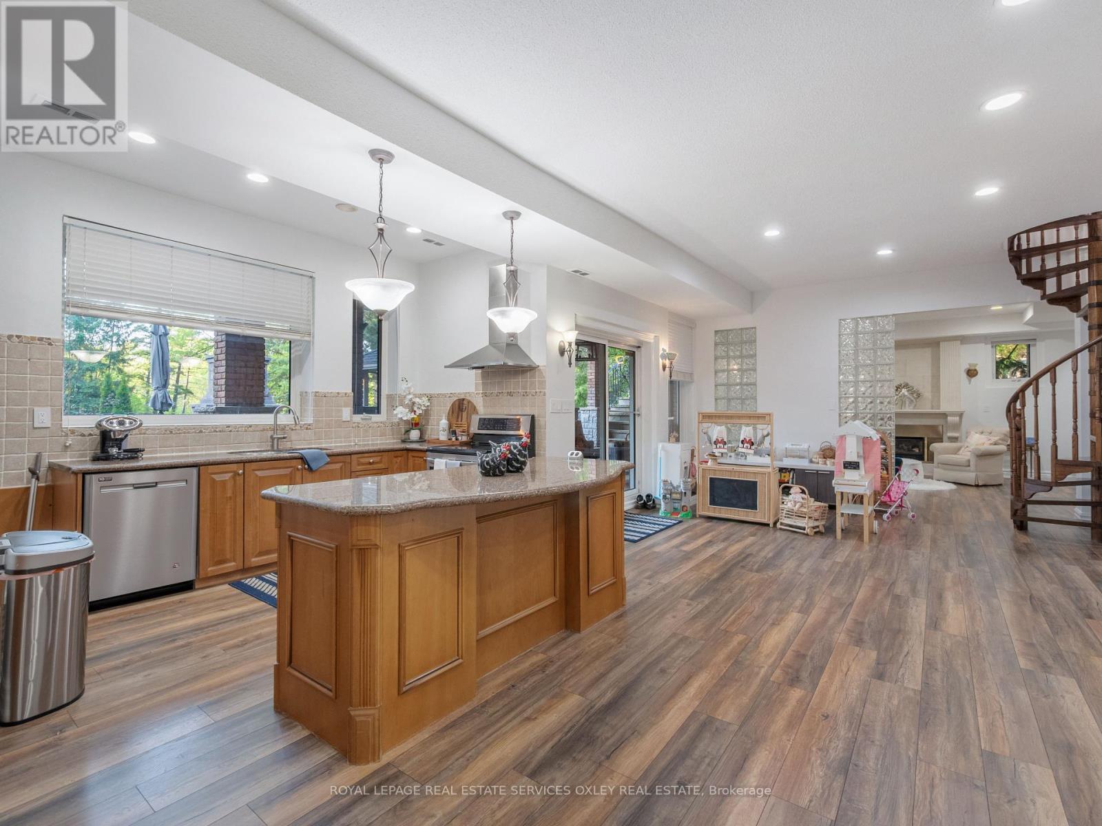 












12 WESTMOUNT PARK ROAD

,
Toronto,




Ontario
M9P1R5


