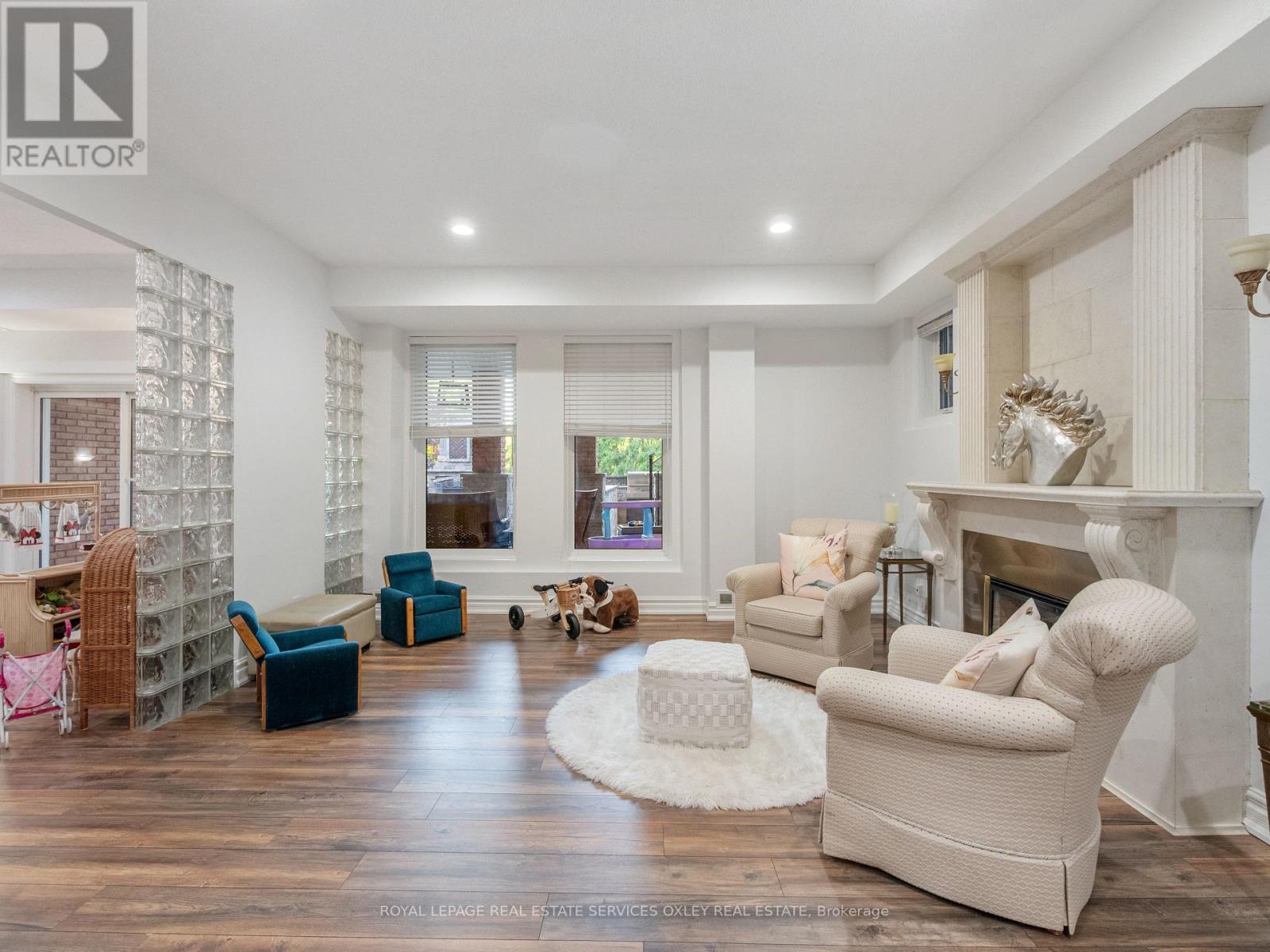 












12 WESTMOUNT PARK ROAD

,
Toronto,




Ontario
M9P1R5

