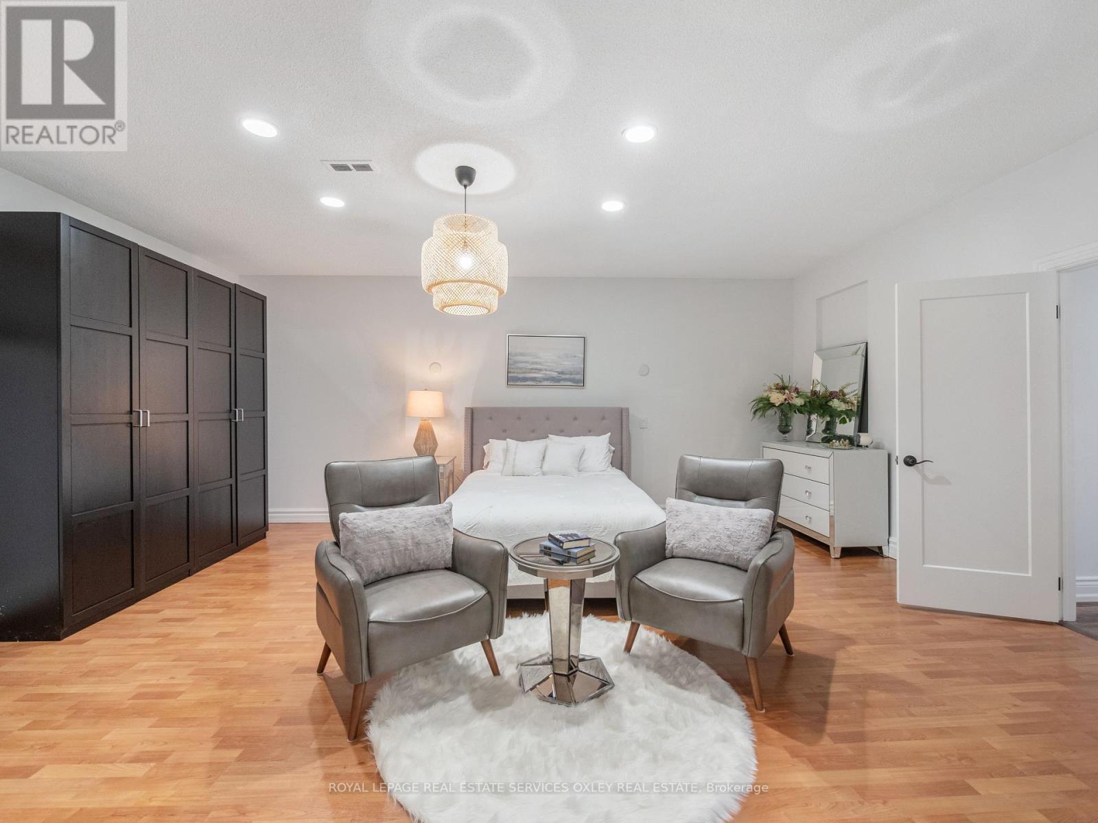 












12 WESTMOUNT PARK ROAD

,
Toronto,




Ontario
M9P1R5

