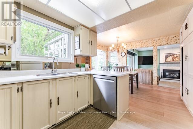 












690 ROBERTSON CRESCENT

,
Milton (TM Timberlea),




Ontario
L9T4V5

