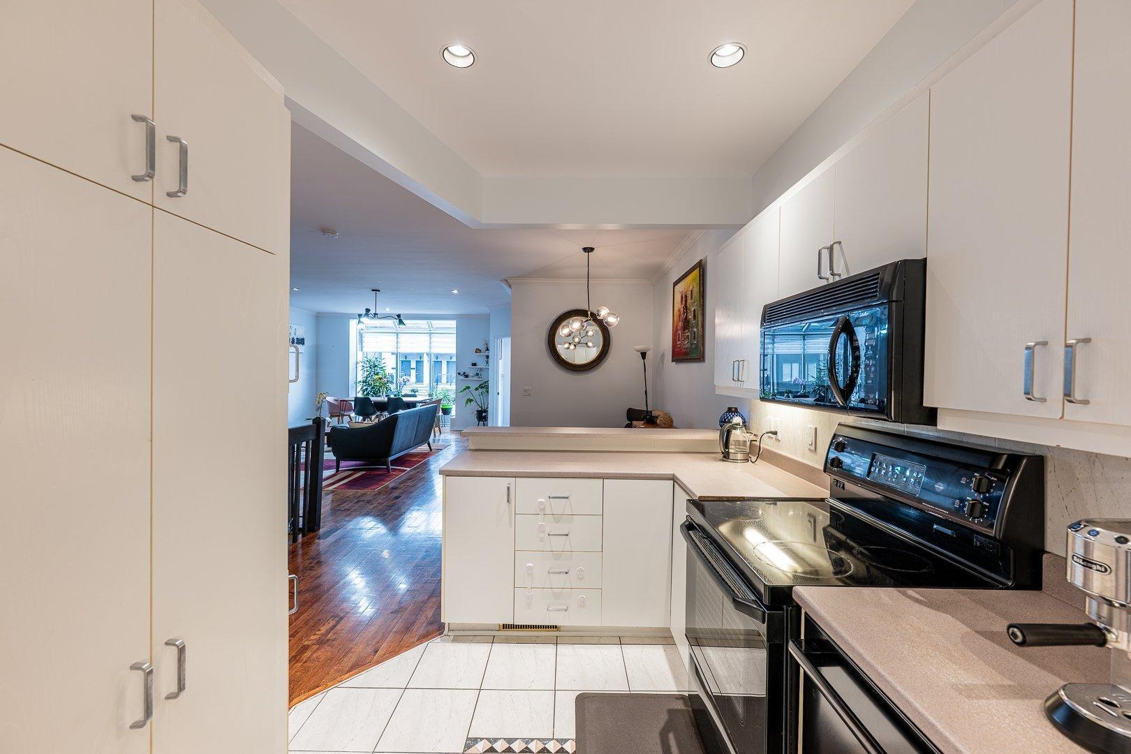 









5873


Rue David-Lewis

,
Côte-Saint-Luc,




QC
H3X3Z9

