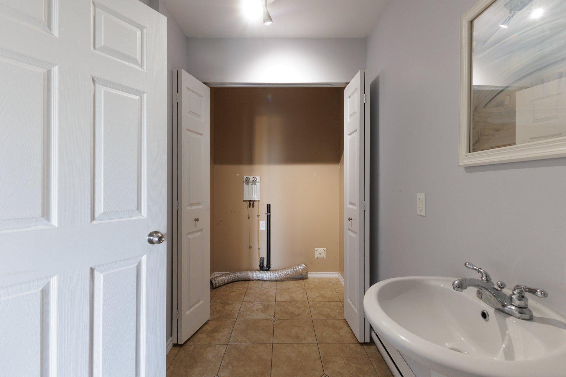 









207


25e Avenue

,
Saint-Zotique,




QC
J0P1Z2

