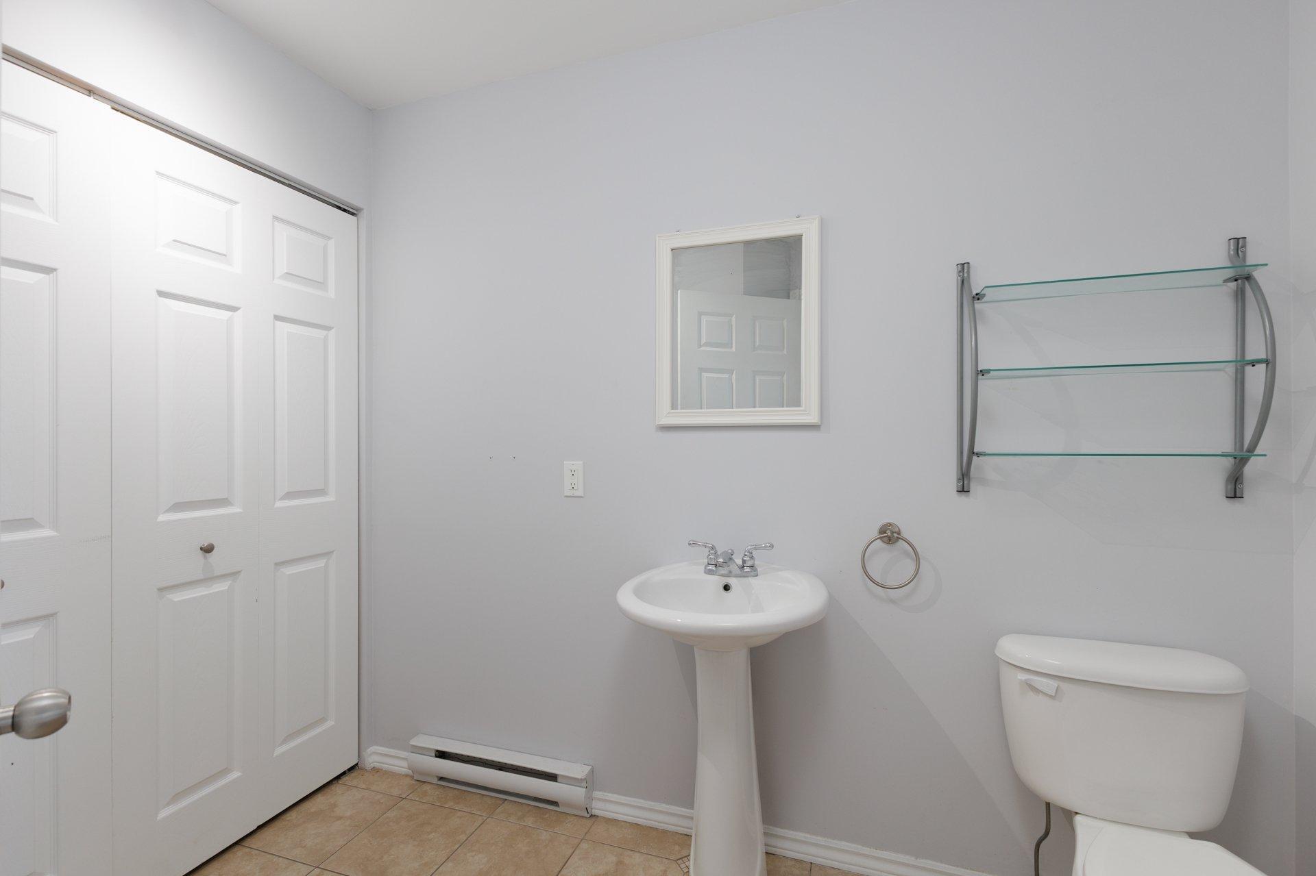 









207


25e Avenue

,
Saint-Zotique,




QC
J0P1Z2


