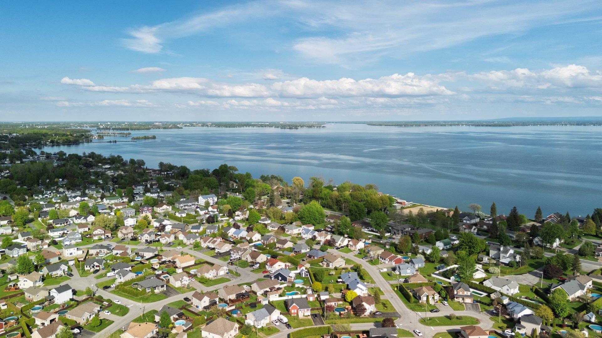 









207


25e Avenue

,
Saint-Zotique,




QC
J0P1Z2

