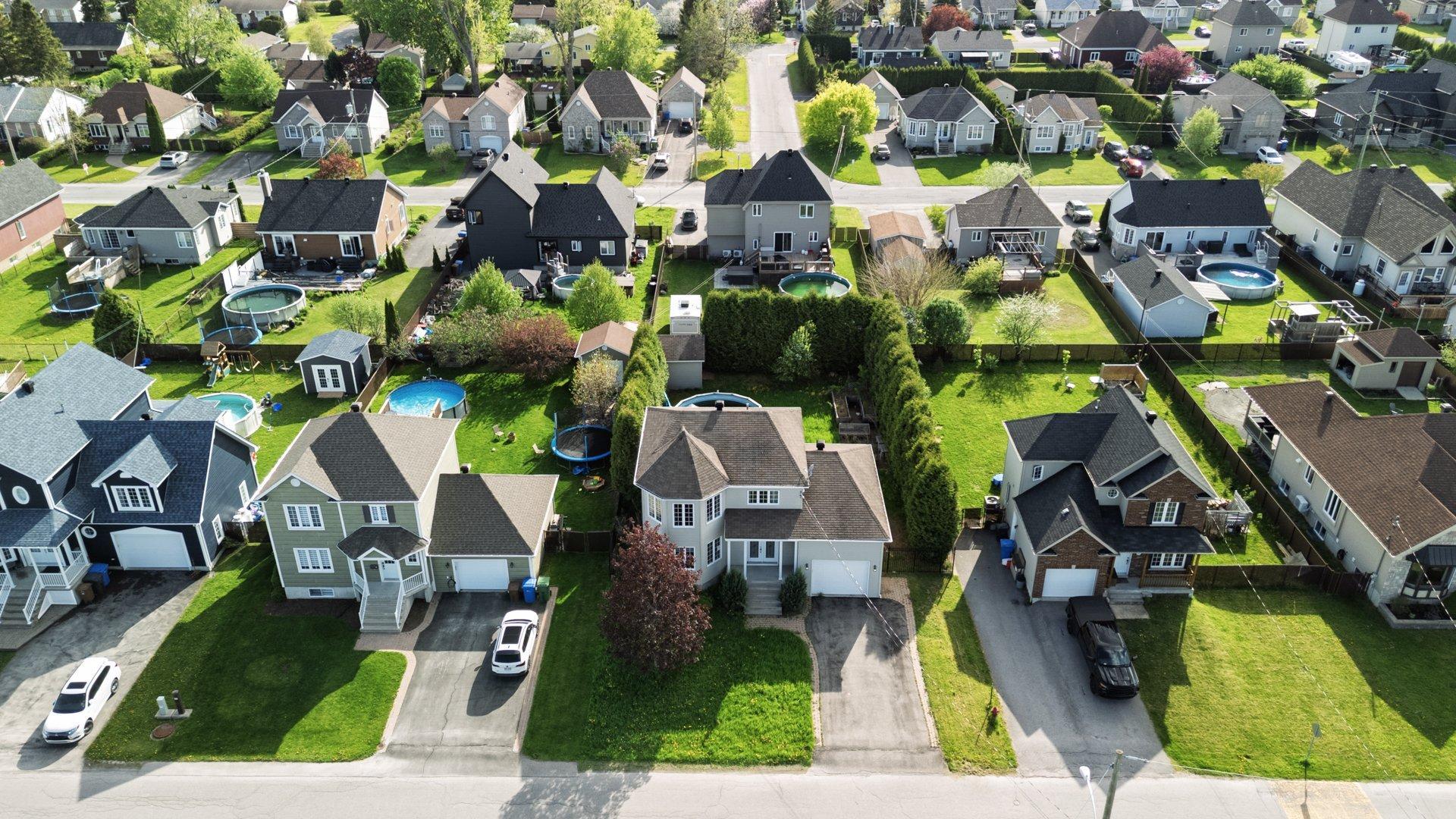 









207


25e Avenue

,
Saint-Zotique,




QC
J0P1Z2

