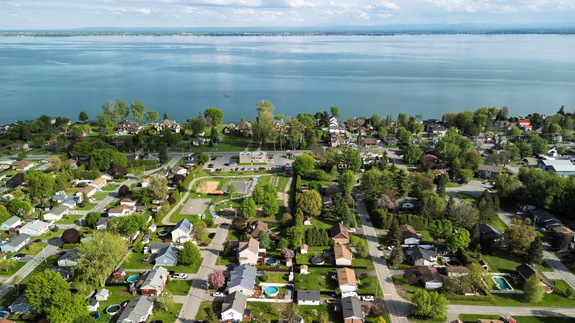 









207


25e Avenue

,
Saint-Zotique,




QC
J0P1Z2


