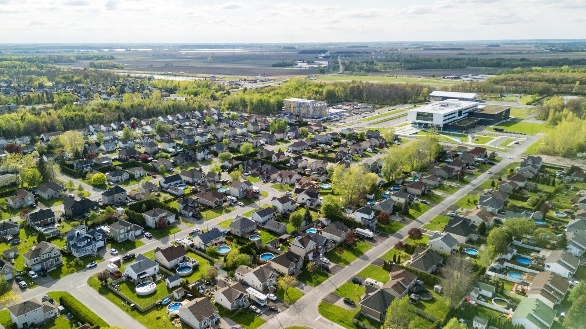 









207


25e Avenue

,
Saint-Zotique,




QC
J0P1Z2

